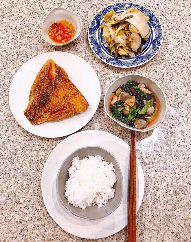 Những bữa cơm giản dị Hà Tăng chuẩn bị cho con