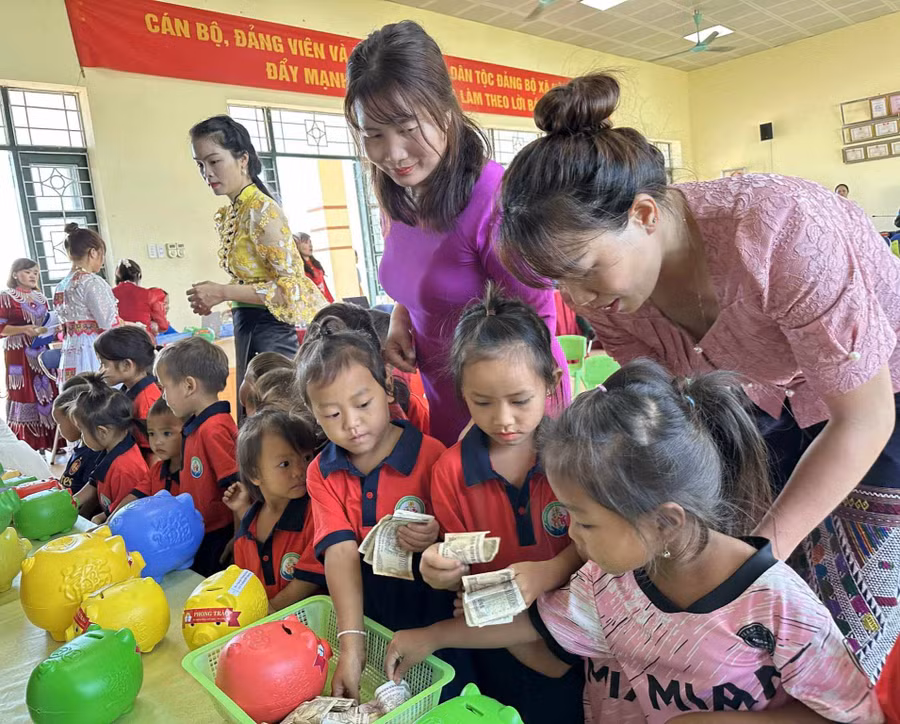 Các cơ sở giáo dục "mổ lợn" tiết kiệm nhân ngày khai giảng năm học mới. 