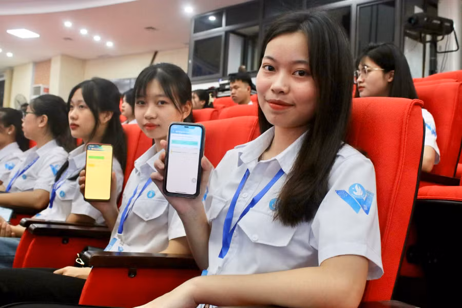 Các đại biểu dự Đại hội biểu quyết bằng Ứng dụng Đại hội Sinh viên trên điện thoại thông minh.