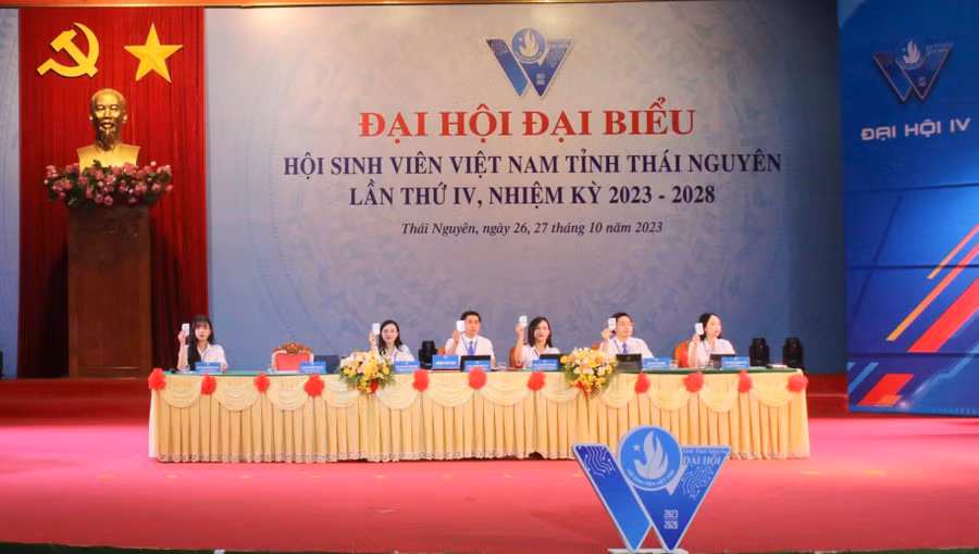 Đoàn Chủ tịch Đại hội.