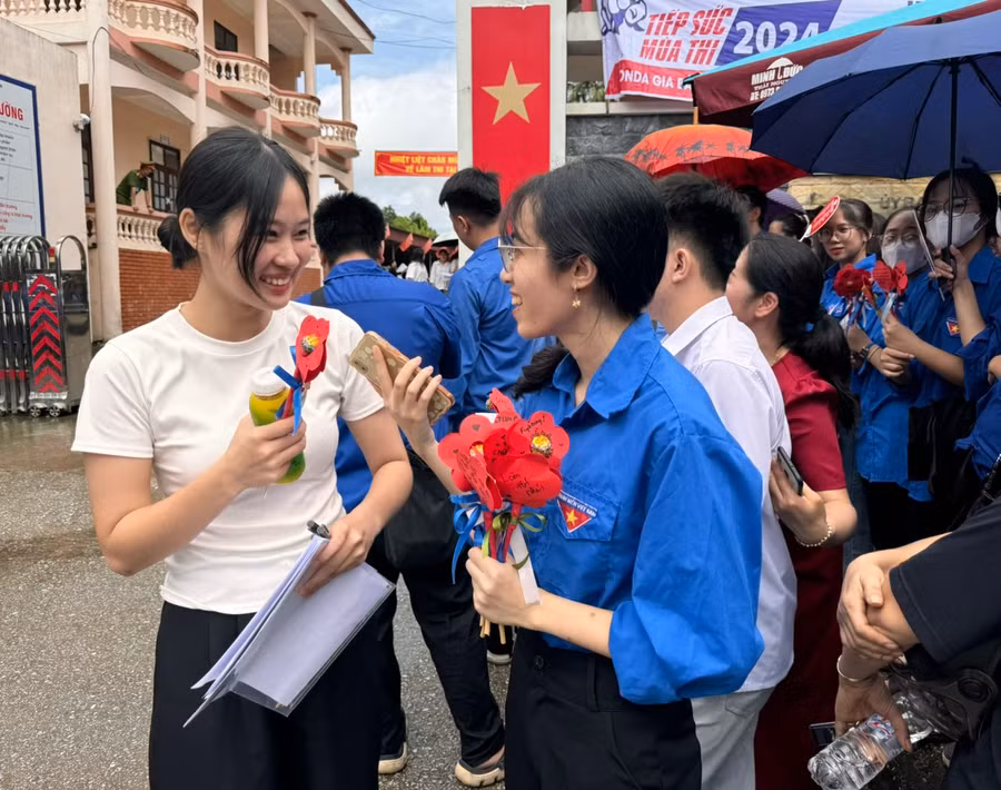 Tại điểm thi trường THPT Đồng Hỷ các tình nguyện viên luôn có mặt từ sớm để cổ vũ động viên các thí sinh. Tại điểm thi trường THPT Đồng Hỷ các tình nguyện viên luôn có mặt từ sớm để cổ vũ động viên các thí sinh.