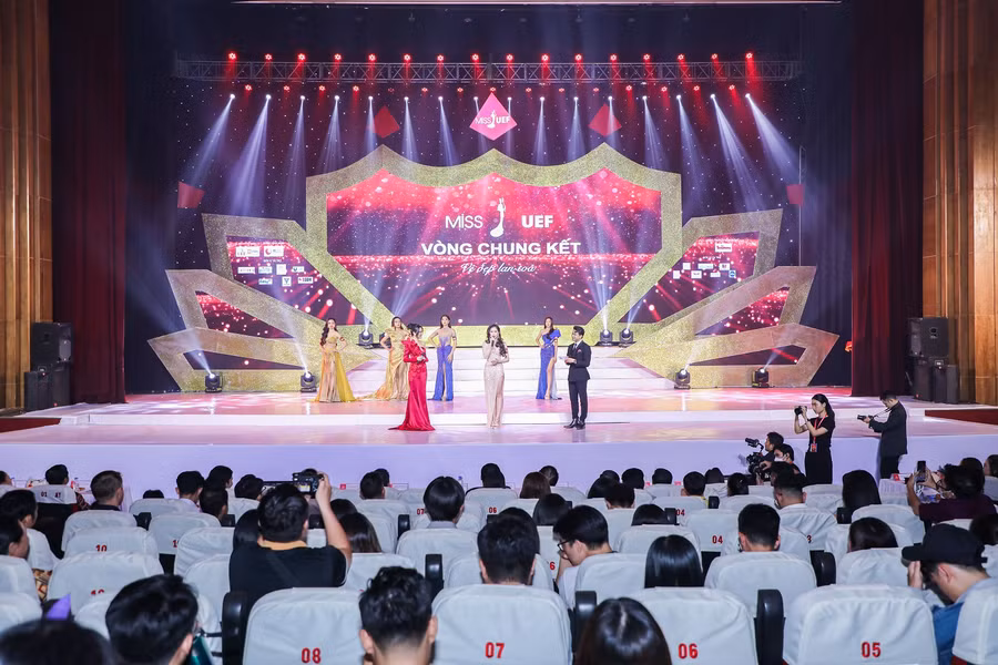 Một thí sinh trong Top 5 cuộc thi Miss UEF 2022 trình bày phần thi hùng biện.