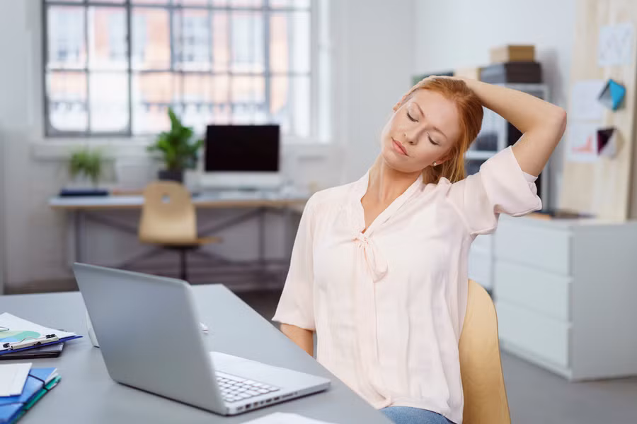 Sức khỏe - Bài tập giúp giảm đau lưng cho chị em công sở (Hình 5).