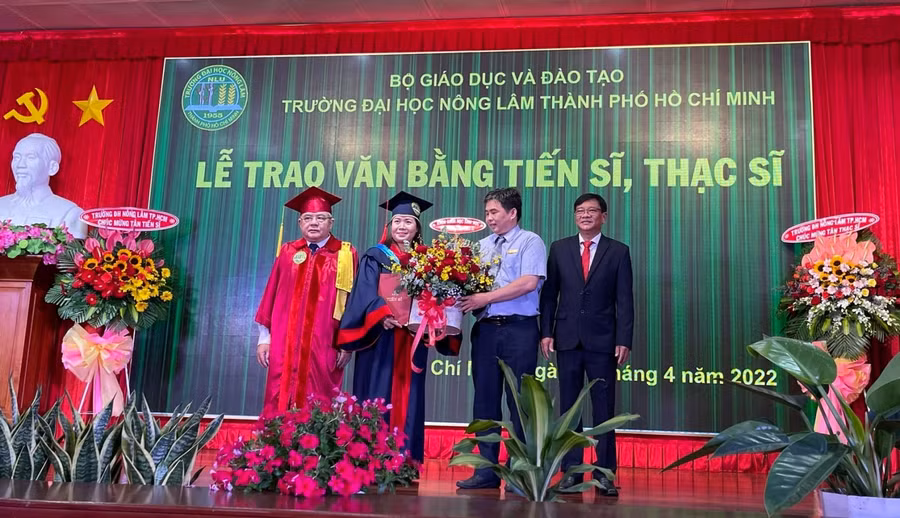 Ban giám hiệu Trường ĐH Nông Lâm TP.HCM trao bằng cho 1 tân Tiến sĩ