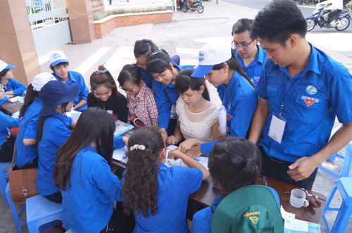 Lực lượng sinh viên tình nguyện hỗ trợ các thí sinh tại các điểm thi