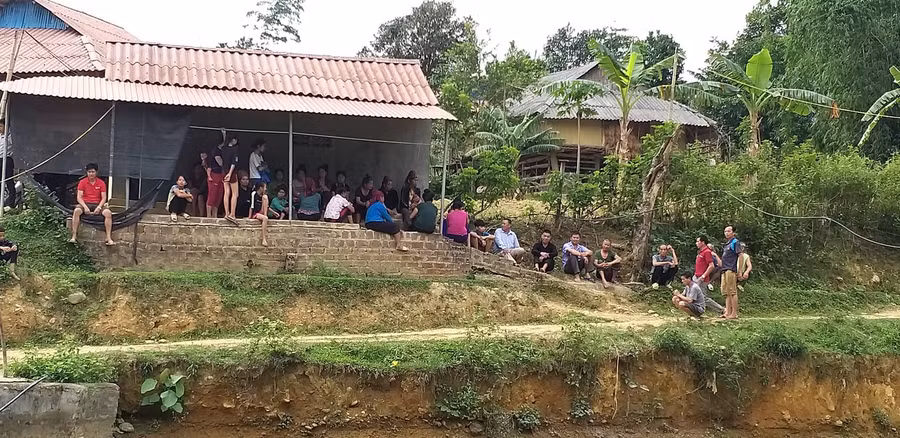 Nạn nhân chết trong tình trạng bán khỏa thân, mặc váy Thái (Ảnh: Đức Trung).