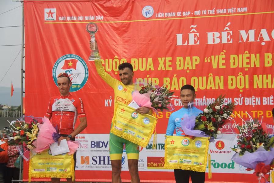 Tay đua Mirsamad Pourseyed (Tập đoàn Lộc Trời) đã giành áo vàng chung cuộc cuộc đua xe đạp "Về Điện Biên Phủ - 2019"
