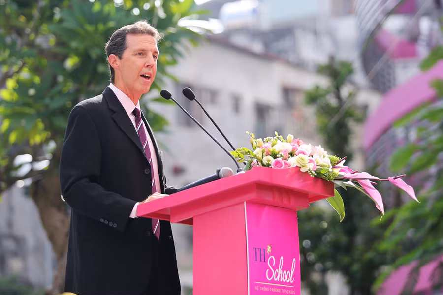 Tổng Hiệu trưởng Trường TH school - Ông Pete Kennedy
