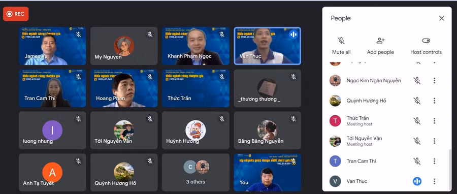 Các em HS khối 12 tham gia chương trình tư vấn trực tuyến Hiểu ngành cùng chuyên gia của BVU.