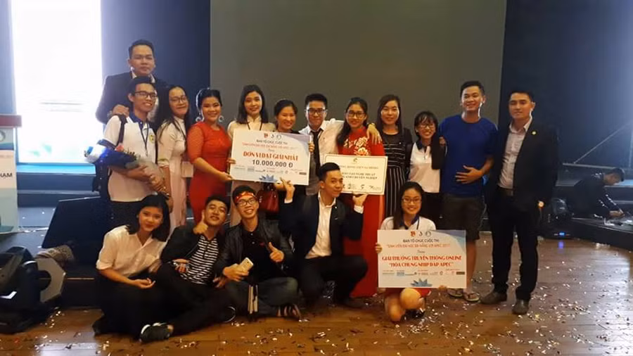 Cuộc thi thực sự là một sân chơi trí tuệ bổ ích, thú vị, hấp dẫn đối với các bạn trẻ sinh viên. Cuộc thi thực sự là một sân chơi trí tuệ bổ ích, thú vị, hấp dẫn đối với các bạn trẻ sinh viên.