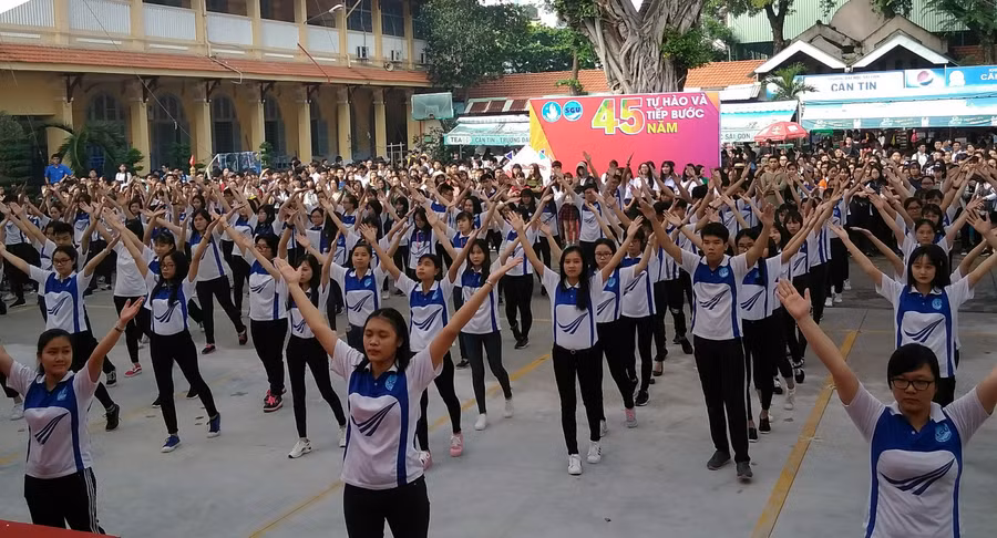Hơn 200 SV trình diễn trên nền bài hát “Rock Đại học Sài Gòn”