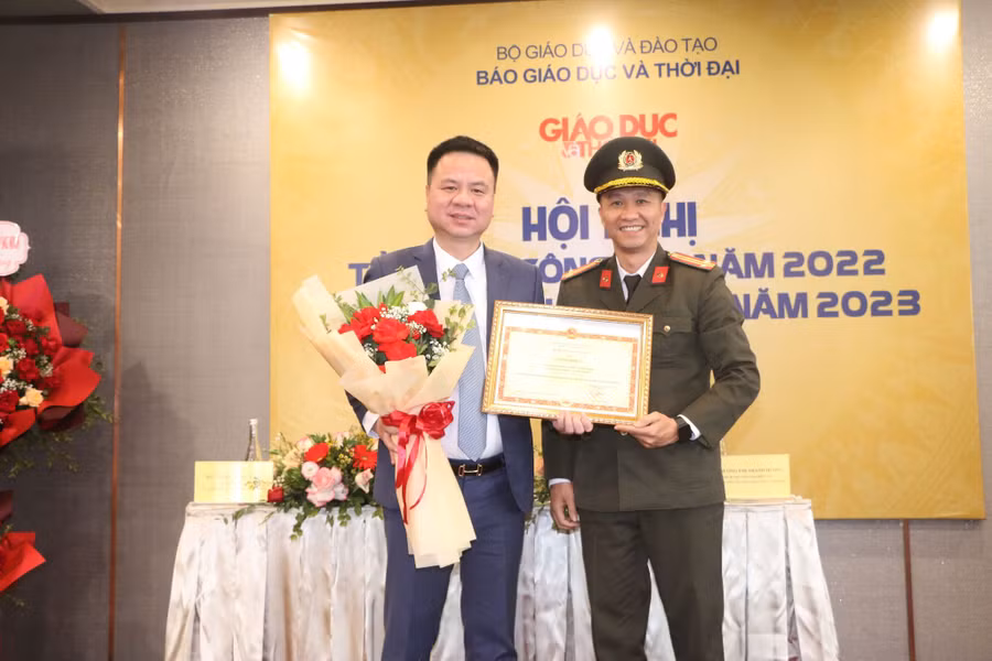 Ông Triệu Ngọc Lâm (trái) - Tổng Biên tập Báo Giáo dục & Thời đại thay mặt nhận Bằng khen của Bộ Công an. Ông Triệu Ngọc Lâm (trái) - Tổng Biên tập Báo Giáo dục & Thời đại thay mặt nhận Bằng khen của Bộ Công an.