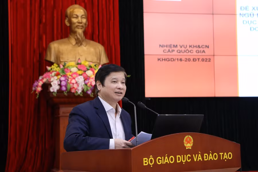 GS.TS Phạm Quang Trung, Giám đốc Học viện Quản lý giáo dục, chủ nhiệm đề tài phát biểu. Ảnh: Khôi Nguyên.