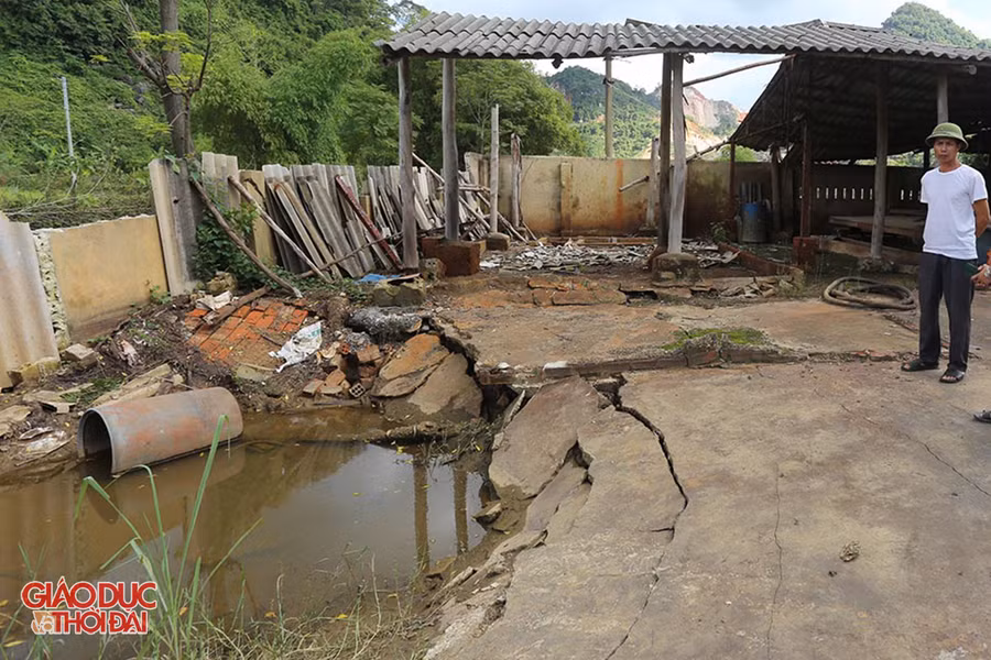 Trong khuôn viên Công ty TNHH Khoáng sản An Thái (thuộc bản Na Hiêng, xã Châu Hồng) cũng xuất hiện một "hố tử thần". Ở gần đó, nền nhà bị nứt nẻ, bóc thành từng mảng.