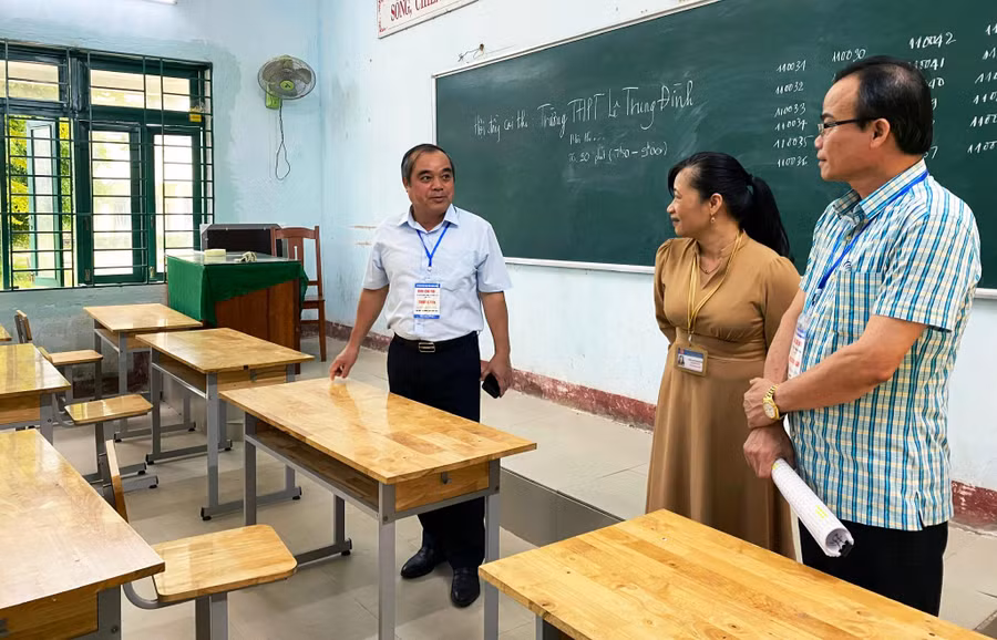 Ông Trần Hoàng Tuấn – Phó Chủ tịch Thường trực UBND tỉnh Quảng Ngãi (ngoài cùng bên trái) kiểm tra công tác chuẩn bị cho Kỳ thi Tốt nghiệp THPT hồi tháng 7/2022. Ông Trần Hoàng Tuấn – Phó Chủ tịch Thường trực UBND tỉnh Quảng Ngãi (ngoài cùng bên trái) kiểm tra công tác chuẩn bị cho Kỳ thi Tốt nghiệp THPT hồi tháng 7/2022.