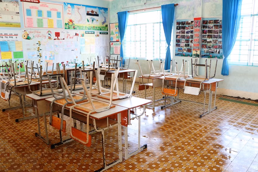Lớp học đã được dọn dẹp sạch sẽ sẵn sàng đón học sinh trở lại lớp. (Ảnh: Ý Thảo). Lớp học đã được dọn dẹp sạch sẽ sẵn sàng đón học sinh trở lại lớp. (Ảnh: Ý Thảo).