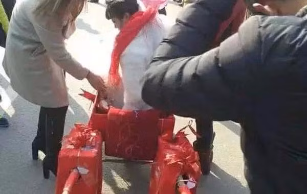 Cô dâu chú rể gây bất ngờ khi tự chế kiệu hoa độc lạ từ xe bò