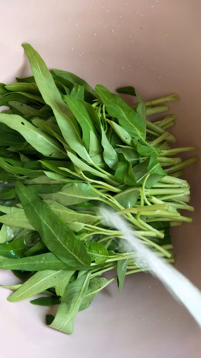 Đừng xào rau muống kiểu cũ nữa đây mới là cách làm ngon "bá cháy" - Ảnh 1.
