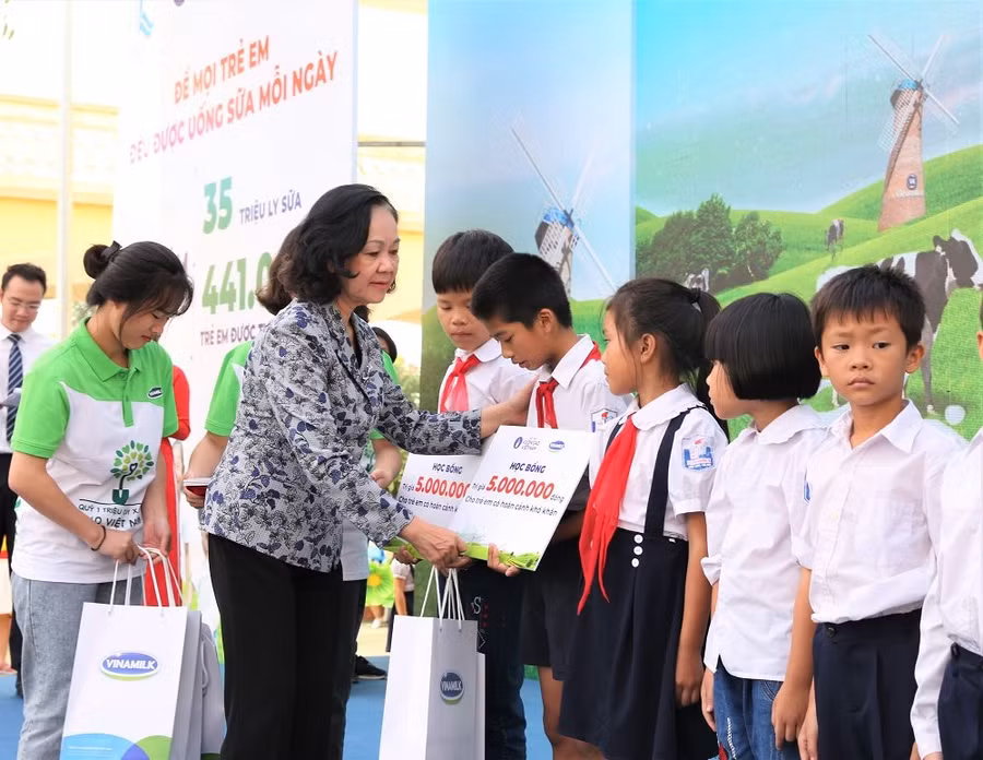 Bà Trương Thị Mai-Ủy viên Bộ Chính trị, Bí thư Trung ương Đảng, Trưởng ban Dân vận Trung ương trao học bổng và sữa của Quỹ Sữa Vươn Cao Việt Nam cho các em học sinh khó khăn có thành tích học tập tốt của trường Tiểu học Tiên Dược B, Hà Nội.