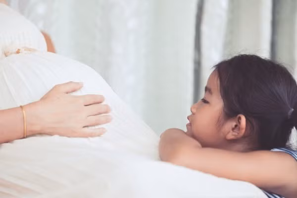 Con gái 4 tuổi thường xuyên nhìn thấy ai đó bên ngoài cửa sổ vào ban đêm, bố mẹ nhói lòng khi tìm ra sự thật-5