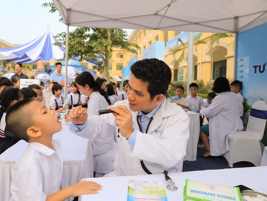 Tại chương trình, các em học sinh trường Tiểu học Tiên Dược B, Hà Nội được các Bác sĩ của Trung tâm Tư vấn Dinh dưỡng Vinamilk khám sức khỏe và tư vấn dinh dưỡng