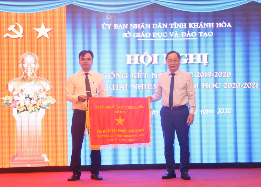 Ông Nguyễn Đắc Tài, Phó Chủ tịch Thường trực UBND tỉnh tặng Cờ thi đua của UBND tỉnh cho Trường THPT Ngô Gia Tự.