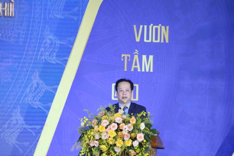 TS Trần Thế Cương - Giám đốc Sở GD&amp;ĐT Hà Nội phát biểu chúc mừng nhân dịp 50 năm thành lập Trường THPT Phan Đình Phùng.