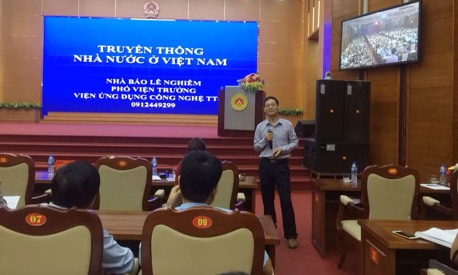 Lớp tập huấn được các báo cáo biên của Bộ TT&TT và các nhà báo trao đổi về kỹ năng về viết, biên tập tin, bài...