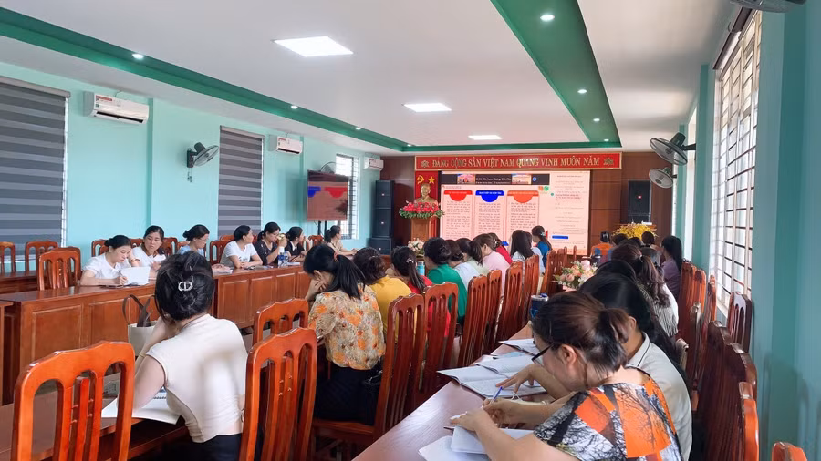 Tập huấn cho giáo viên sử dụng sách giáo khoa 4, 8, 11 ảnh 1