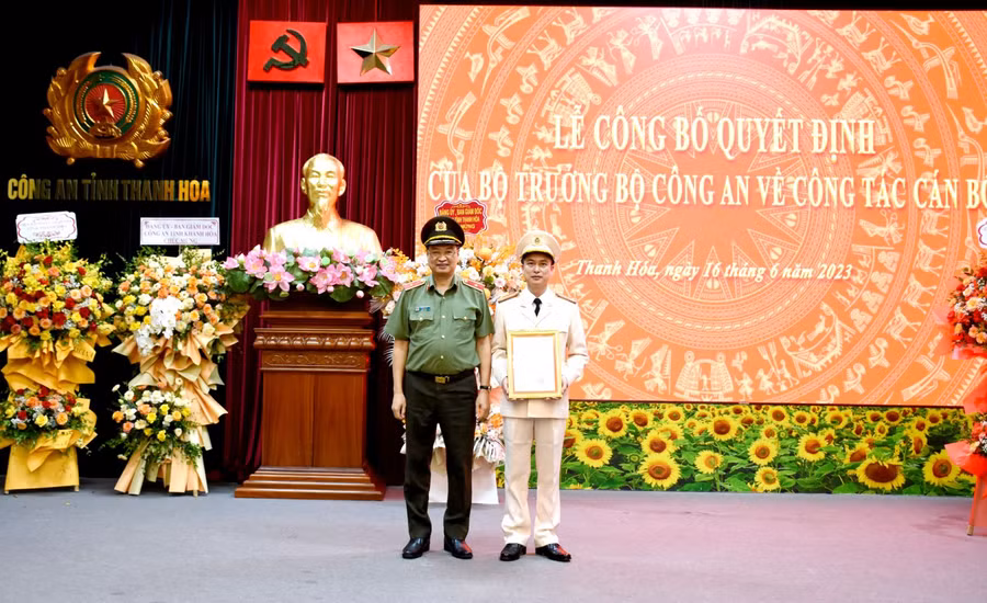 Thiếu tướng Trần Phú Hà, Giám đốc Công an tỉnh Thanh Hóa thừa ủy quyền của Lãnh đạo Bộ Công an trao Quyết định cho Đại tá Phùng Xuân Tiến. (Ảnh: CATH).