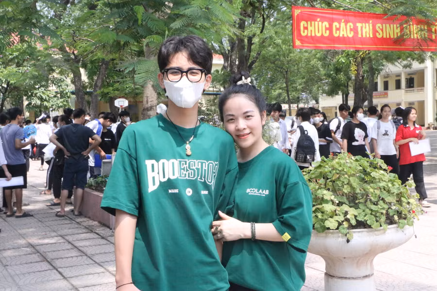 Chị Quỳnh Trang động viên con trai sau khi thi xong môn Ngữ văn sáng 10/6.