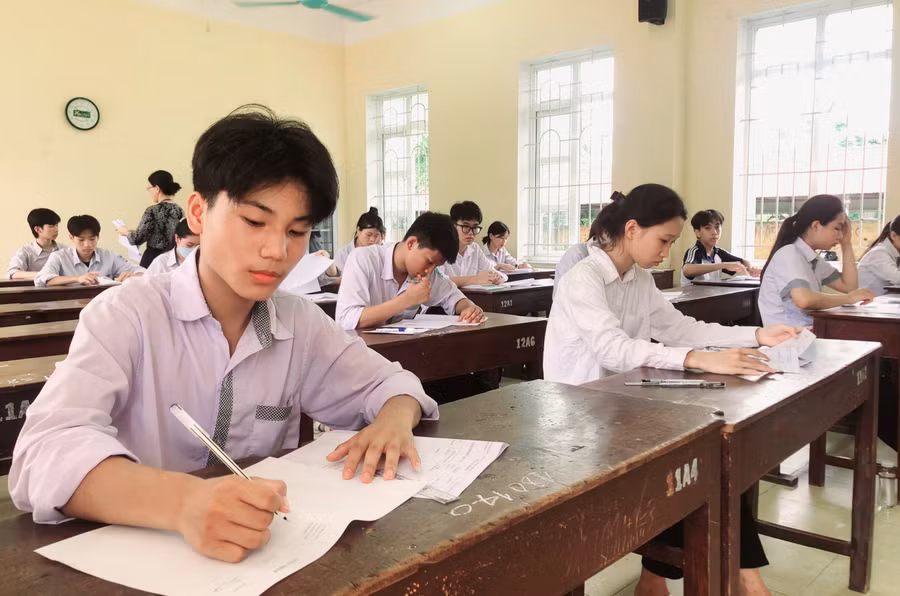 Các thí sinh điền thông tin cá nhân sau khi nhận tờ giấy thi. Các thí sinh điền thông tin cá nhân sau khi nhận tờ giấy thi.