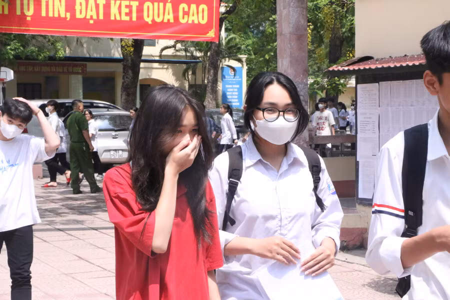 Nhiều thí sinh chia sẻ, các em còn khoảng 30 phút cuối để soát lại bài làm của mình.