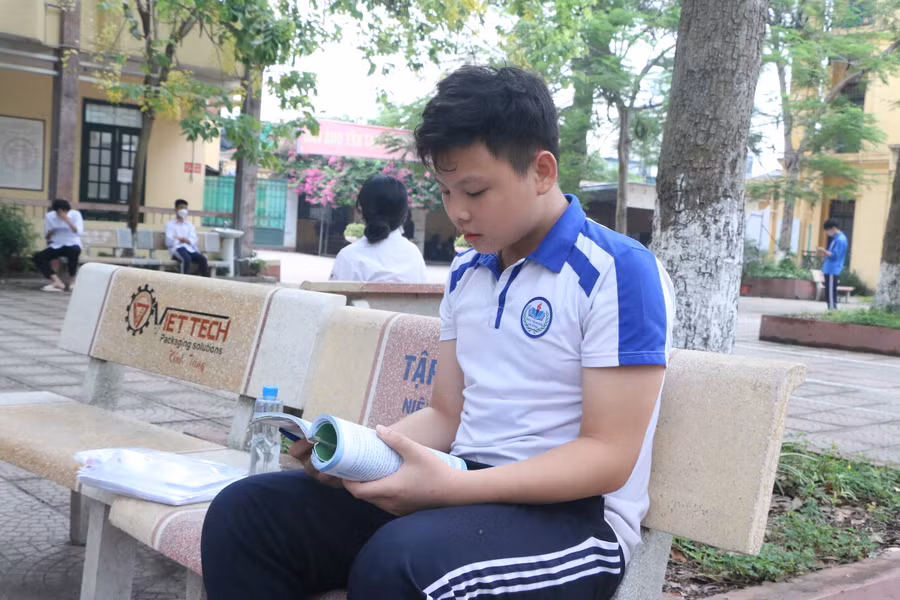 Nguyễn Anh Khôi - học sinh Trường THCS Yên Nghĩa tâm sự, em khá lo lắng và thức từ 3h đêm để chuẩn bị cho buổi thi đầu tiên. Nguyễn Anh Khôi - học sinh Trường THCS Yên Nghĩa tâm sự, em khá lo lắng và thức từ 3h đêm để chuẩn bị cho buổi thi đầu tiên.