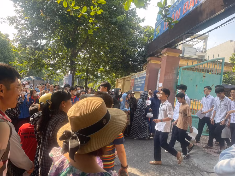 Các thí sinh ra khỏi phòng thi vào chiều 10/6 tại điểm thi Trường THCS Trần Đăng Ninh thuộc Hội đồng thi Trường THPT Trần Văn Lan. Các thí sinh ra khỏi phòng thi vào chiều 10/6 tại điểm thi Trường THCS Trần Đăng Ninh thuộc Hội đồng thi Trường THPT Trần Văn Lan.