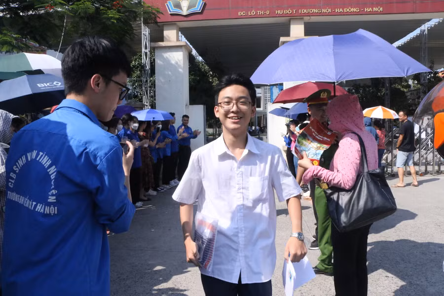 Thí sinh tự tin ra về sau buổi thi Ngoại ngữ chiều 10/6.
