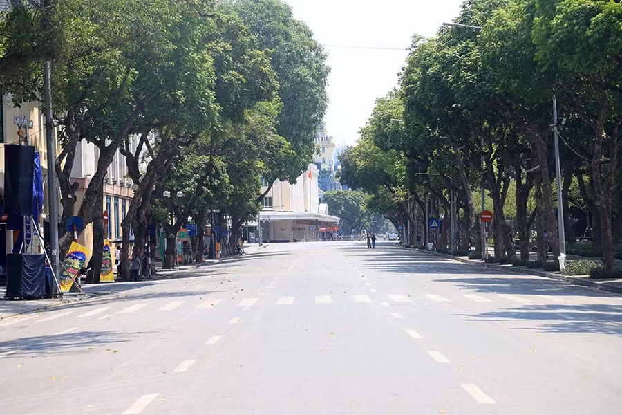 Hà Nội gần 60 độ nóng như đổ lửa, phố đi bộ vắng hơn ngày Tết