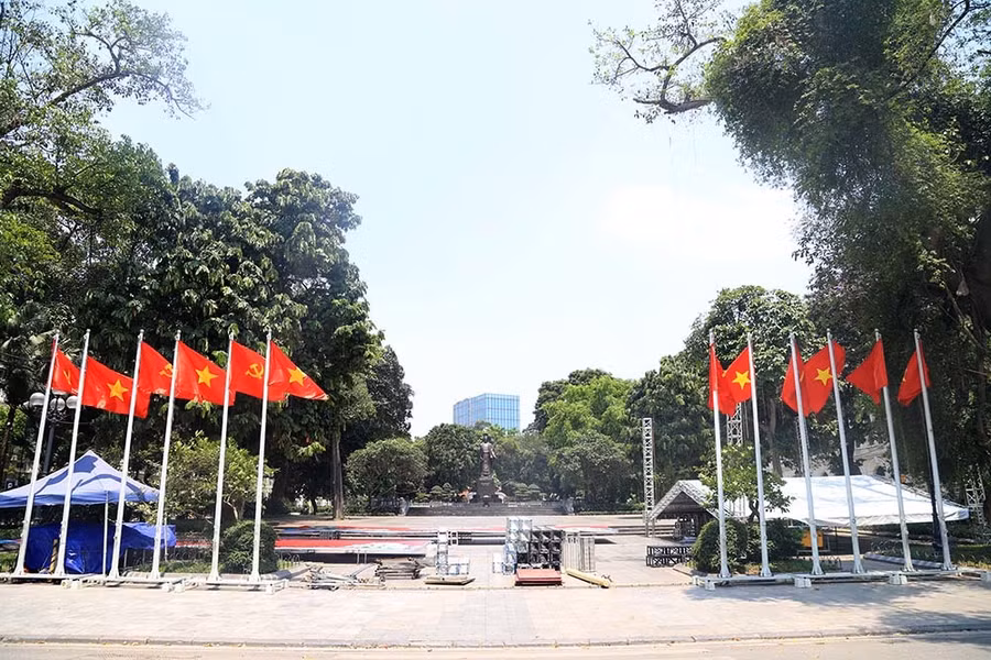 Hà Nội gần 60 độ nóng như đổ lửa, phố đi bộ vắng hơn ngày Tết