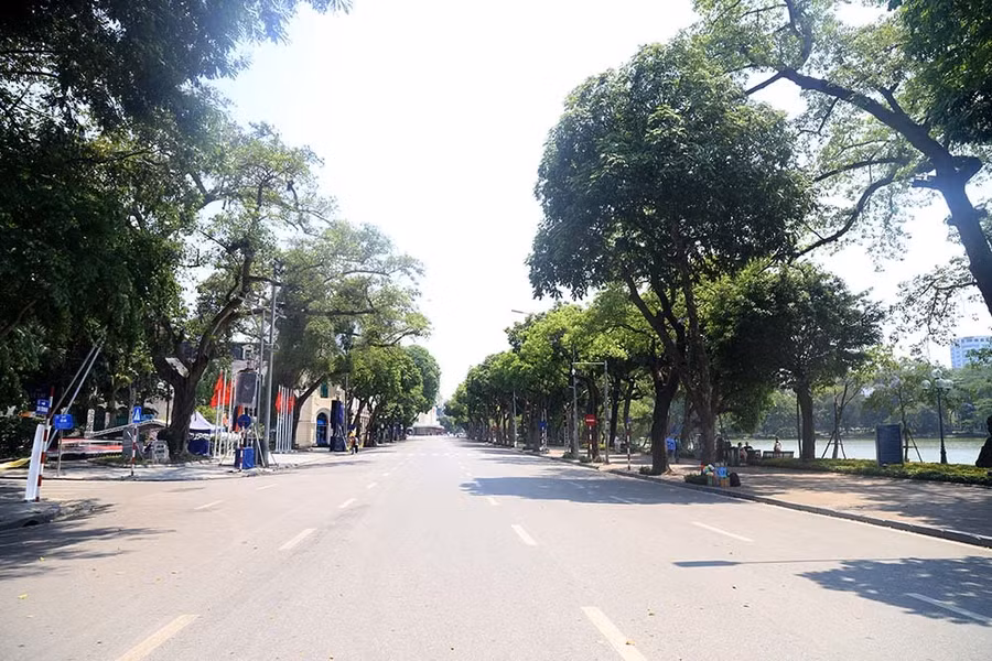 Hà Nội gần 60 độ nóng như đổ lửa, phố đi bộ vắng hơn ngày Tết