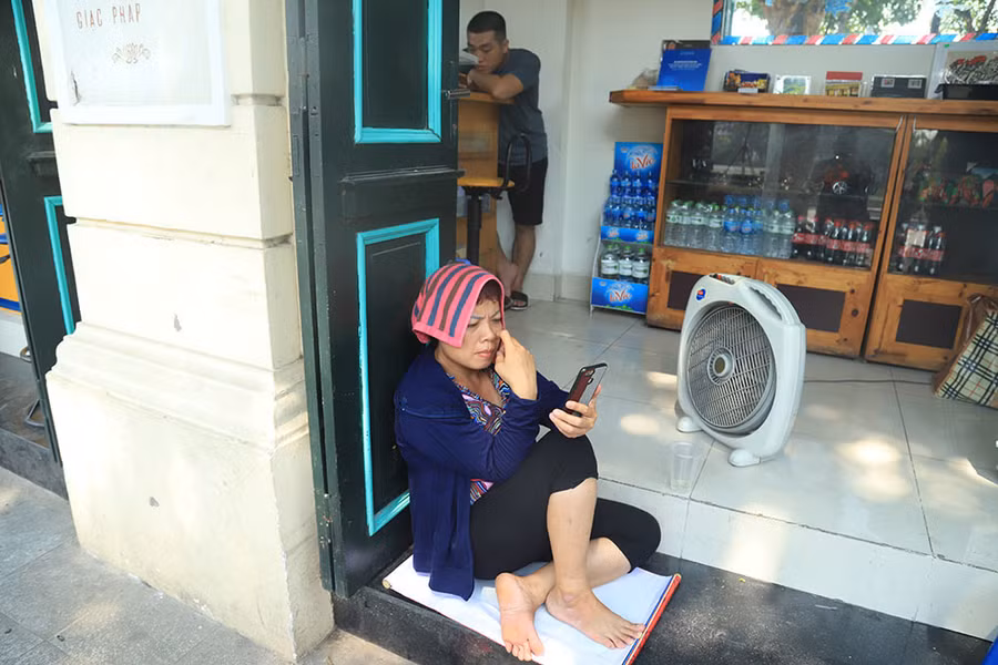 Hà Nội gần 60 độ nóng như đổ lửa, phố đi bộ vắng hơn ngày Tết