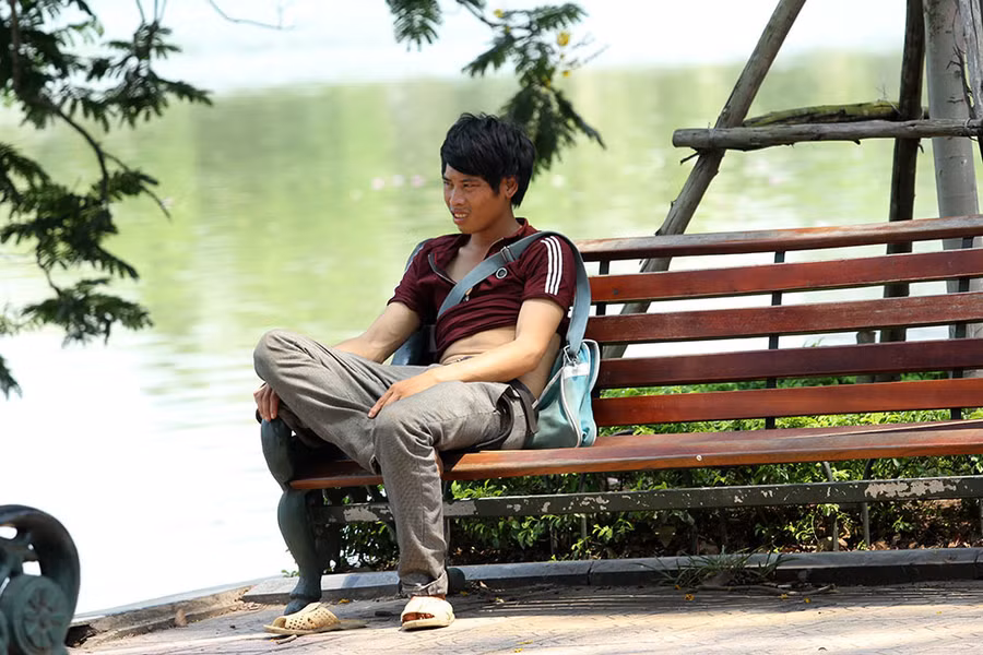 Hà Nội gần 60 độ nóng như đổ lửa, phố đi bộ vắng hơn ngày Tết