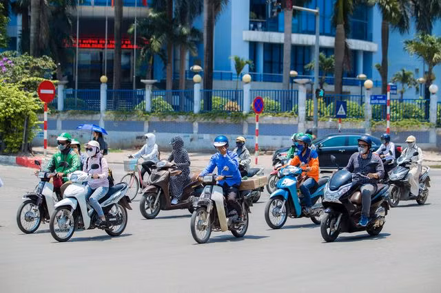 Muôn kiểu thời trang “ninja” chống nắng gắt 40 độ của người Hà Nội - 1
