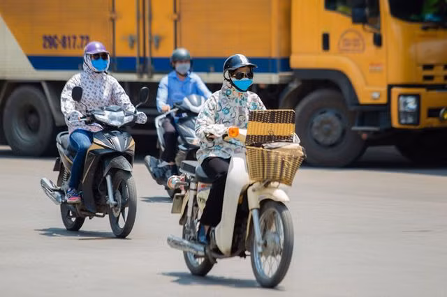 Muôn kiểu thời trang “ninja” chống nắng gắt 40 độ của người Hà Nội - 2
