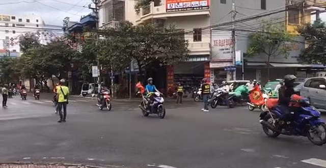 Triệu tập đoàn phượt thủ chặn ngã tư giành đường như... xe ưu tiên - Ảnh 2.