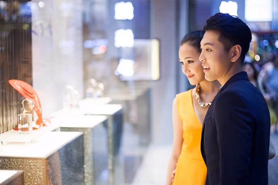 Nếu bạn nghĩ rằng hẹn hò trực tuyến không dành cho mình, bạn luôn có thể đi theo con đường khác: sử dụng dịch vụ mai mối. (Ảnh: ITN)