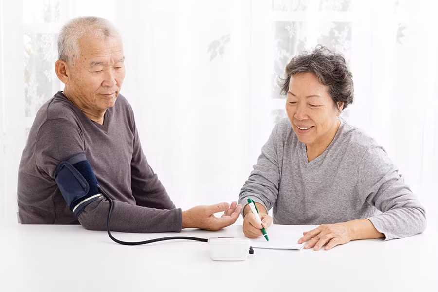 Già đi đồng nghĩa với việc chúng ta phải khám sức khỏe định kỳ và sàng lọc để phát hiện và ngăn ngừa các vấn đề. (Ảnh: ITN) Già đi đồng nghĩa với việc chúng ta phải khám sức khỏe định kỳ và sàng lọc để phát hiện và ngăn ngừa các vấn đề. (Ảnh: ITN)