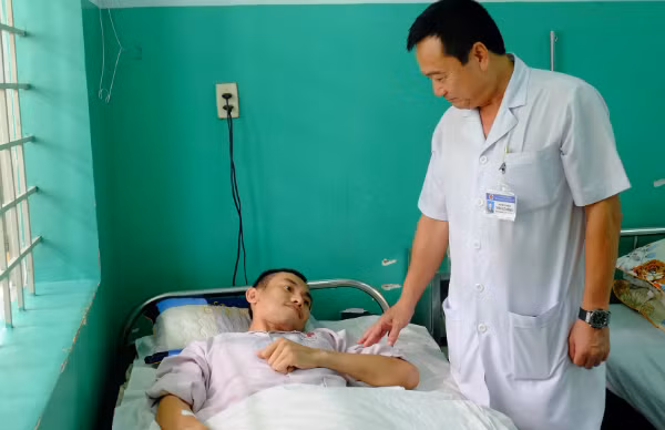 Bệnh nhân ổn định xuất viện sau gần 2 tháng điều trị gian nan. Bệnh nhân hồi phục sau quá trình điều trị gian nan. Ảnh: Lê Phương.
