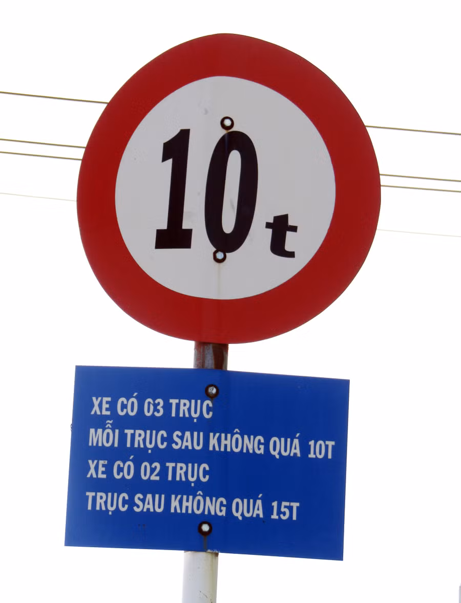Những tấm biển đặt vu vơ phía trước các cây cầu (ảnh chụp 4/8)