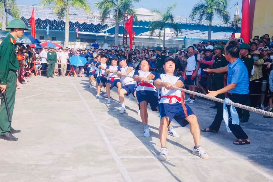 Giải Kéo co nhận được sự tham gia, cổ vũ của đông đảo người dân.