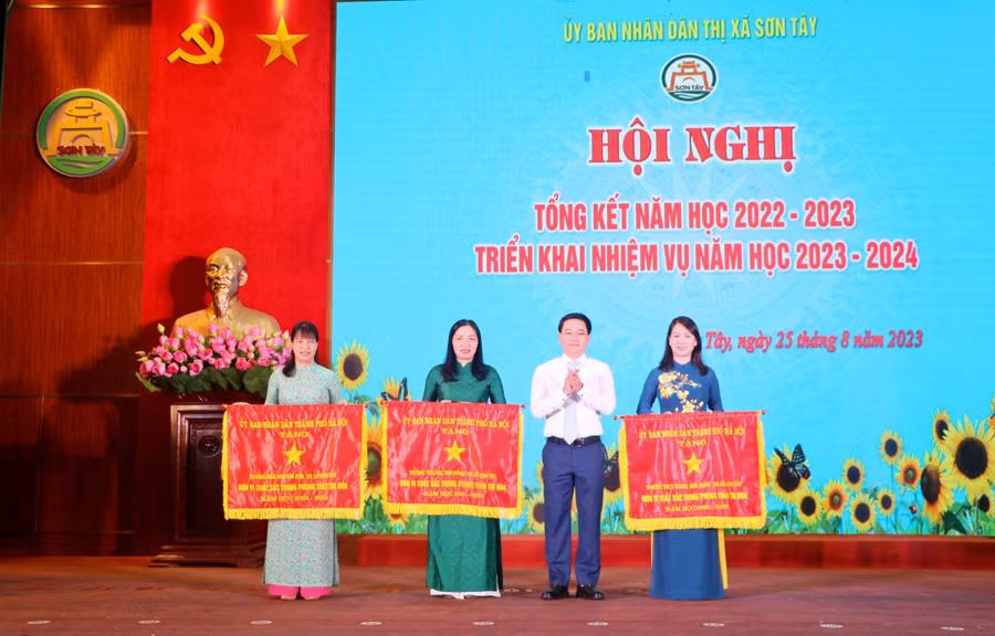 Lãnh đạo Thị xã Sơn Tây trao Cờ thi đua xuất sắc của UBND Thành phố cho 3 đơn vị: Mầm non Kim Sơn, Tiểu học Sơn Đông, THCS Trung Sơn Trầm.